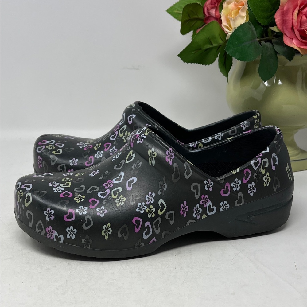 ANYWHERE SR Angel Nursing Rubber Clogs Heart and Flower Print Size 8 Mens 6